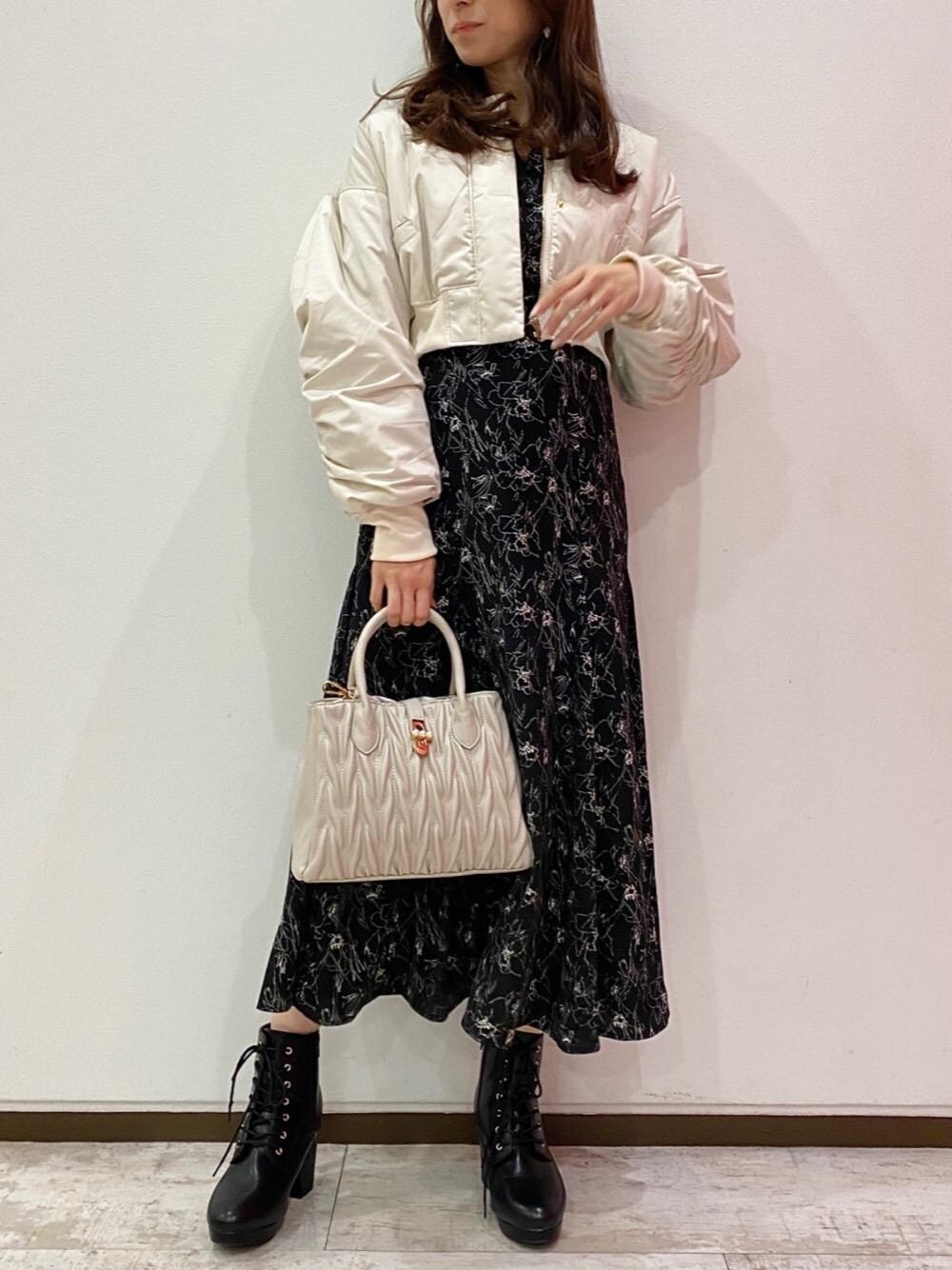 「大人カジュアル、デート、カジュアルダウン、レースアップブーツ、MAJESTIC LEGON、花柄ワンピ、ショートアウター、骨格ウェーブ、標準身長、ma-1」｜「MAJESTIC LEGONの上品スクエアバッグ（ハンドバッグ、ホワイト系）」を使った、あーちゃん。さん（レディース・156cm）の秋コーディネートの1枚目の写真