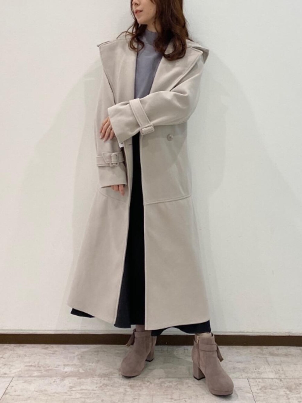 「トレンド、ケープ、デート、フェミニン、MAJESTIC LEGON、キャミワンピ、マーメイド、冬アウター、骨格ウェーブ、標準身長」｜「MAJESTIC LEGONのサイドリボンブーツ（ブーツ、グレー系）」を使った、あーちゃん。さん（レディース・156cm）の秋コーディネートの1枚目の写真