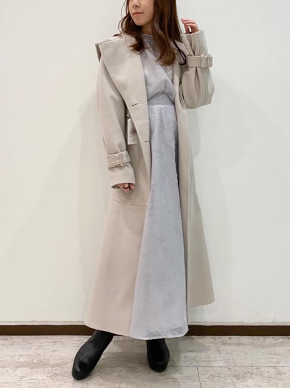 「セットアップ、デート、フロッキー、オリジナル、MAJESTIC LEGON、大人ファッション、ストレッチブーツ、骨格ウェーブ、標準身長、マーメイドコート」｜「MAJESTIC LEGONのLadyマーメイドコート（その他アウター、ベージュ系）」を使った、あーちゃん。さん（レディース・156cm）の秋コーディネートの1枚目の写真