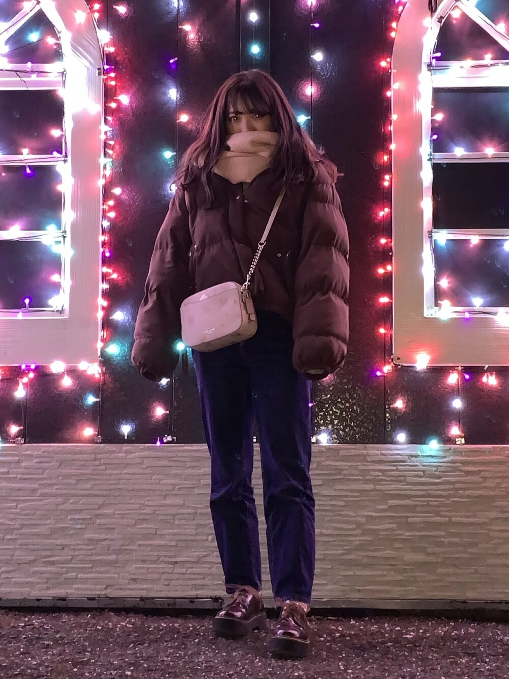 「COACHの【コーチ】カメラ バッグ ウィズ フローラル ボウ プリント（ショルダーバッグ、ピンク系）」を使った、kanon さん（レディース・161cm）の冬コーディネートの1枚目の写真