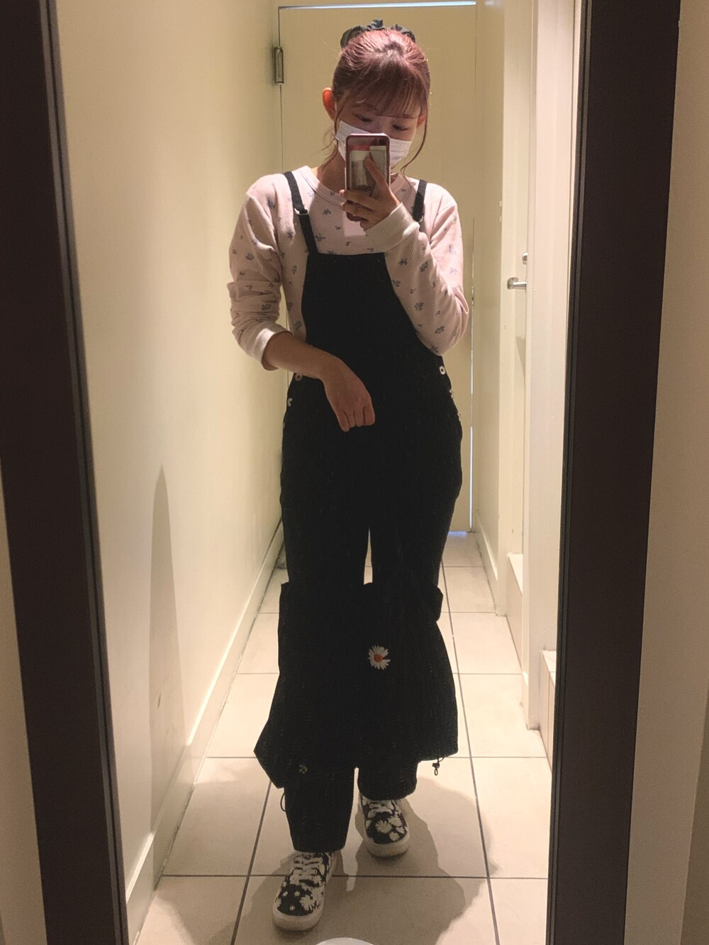 「春コーデ、カジュアルコーデ」｜「one after another NICE CLAUPのカラ―サロペット（サロペット/オーバーオール、ブラック系）」を使った、kanon さん（レディース・161cm）の夏コーディネートの1枚目の写真