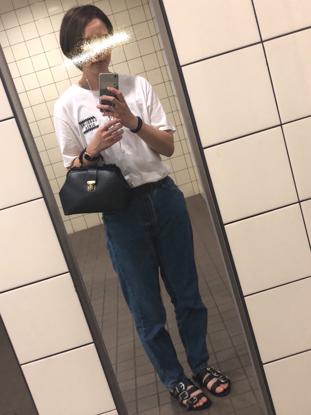 「オトナカジュアル、シンプル、ラクチンコーデ、カジュアルコーデ、ootd、デニム、白Tシャツ、パンツスタイル、休日スタイル」｜「DAZZSHOPのSPARKLING 02 スパークリング　カラコン（コンタクトレンズ・カラコン、グレー系）」を使った、モンチッチさん（レディース・163cm）の秋コーディネートの1枚目の写真