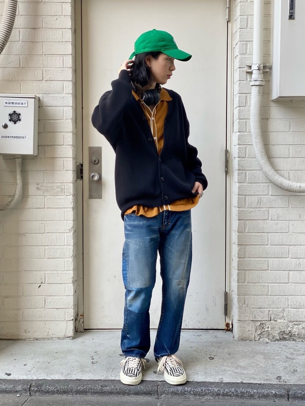 「お洒落さんとつながりたい、カジュアルコーデ、ゆるコーデ、ストリート、白スニーカー、URiD、URBAN RESEARCH、カーディガン、古着、デニム」｜「URBAN RESEARCHのミラノリブカーディガン（その他、ブラック系）」を使った、シュガーマンさん（メンズ・173cm）の冬コーディネートの1枚目の写真