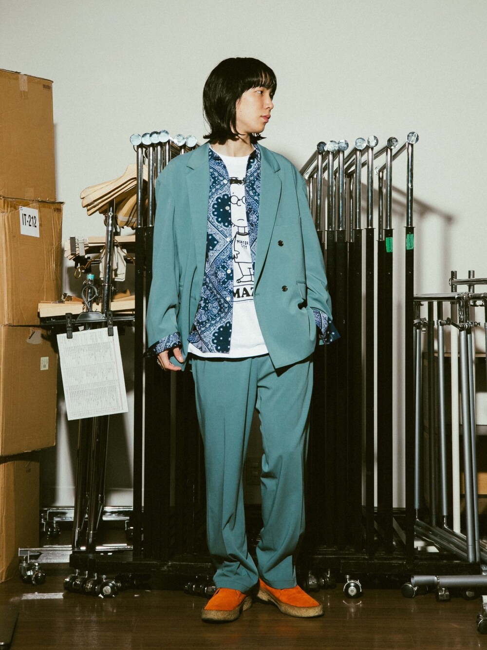 「シンプル、おしゃれさんと繋がりたい、セットアップ、ジャケット、ストリート、ゆるコーデ、ワイドパンツ、ワントーンコーデ、URiD、URBANRESEARCH」｜「URBAN RESEARCH IDのURBAN RESEARCH iD OVERSIZE DOUBLE JACKET（その他、グレー系）」を使った、シュガーマンさん（メンズ・173cm）の冬コーディネートの1枚目の写真