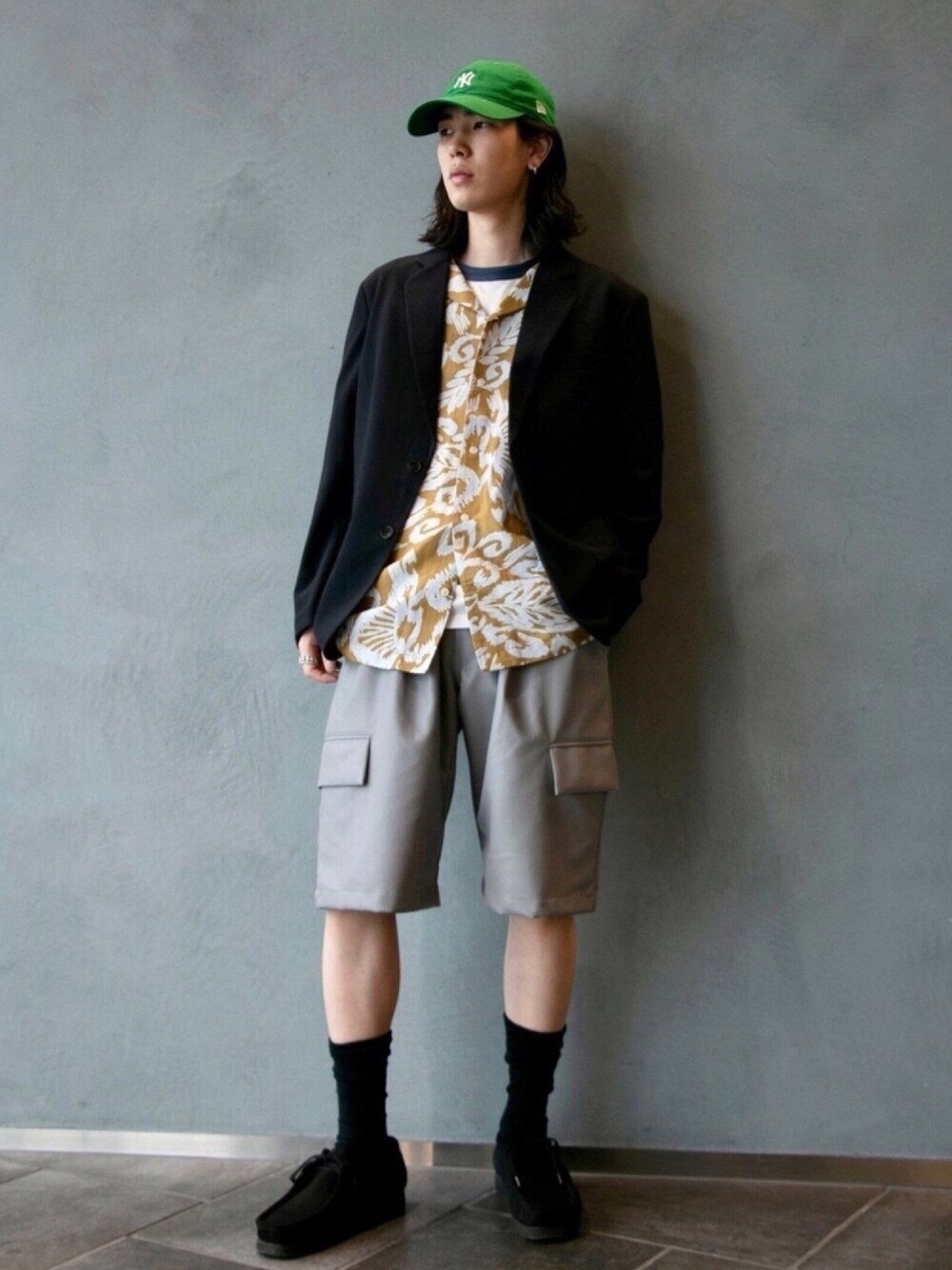 「シンプルコーデ、オトナカジュアル、休日スタイル、柄シャツ、ストリート、URiD、春、ootd、おしゃれさんと繋がりたい、オープンカラーシャツ」｜「URBAN RESEARCHのURBAN RESEARCH iD　F/L POCKET SHORTS（その他パンツ、グレー系）」を使った、シュガーマンさん（メンズ・173cm）の春コーディネートの1枚目の写真