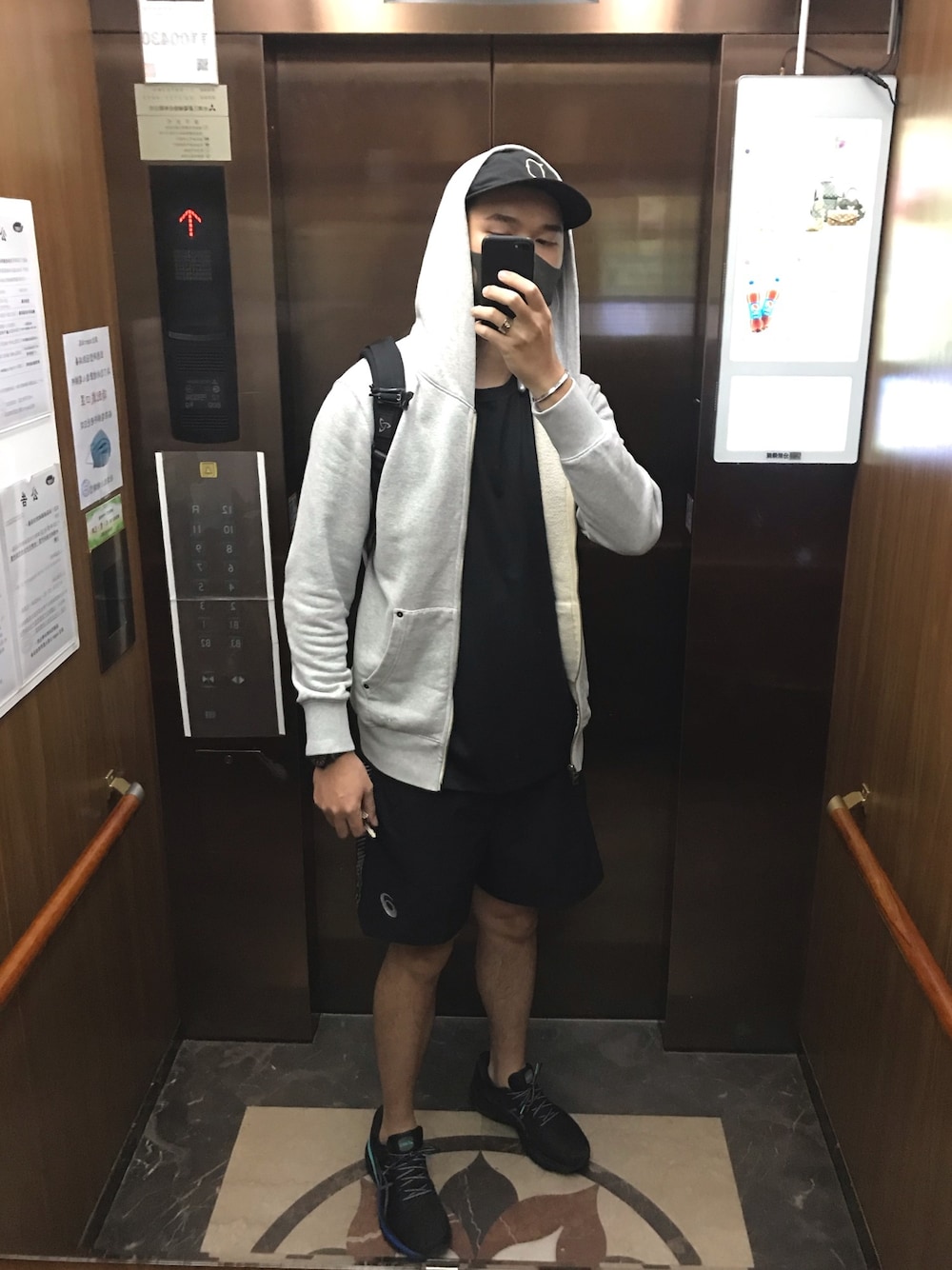 「ASICSのアイテム（トップス、ブラック系）」を使った、杰森屎塔森さん（メンズ・187cm）の春コーディネートの1枚目の写真