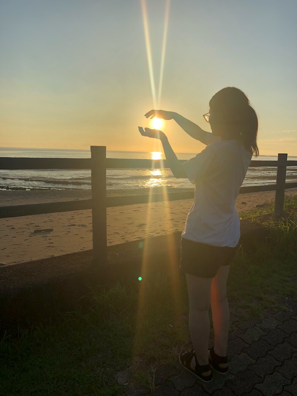 「木崎浜海岸、終わりかけの夏、寝起きの私、メガネっ娘」｜「BEAMSのHANES / T-SHIRTS Japan Fit ジャパンフィット（2枚組）クルーネックTシャツ（Tシャツ/カットソー、ホワイト系）」を使った、minminさん（レディース・154cm）の秋コーディネートの1枚目の写真