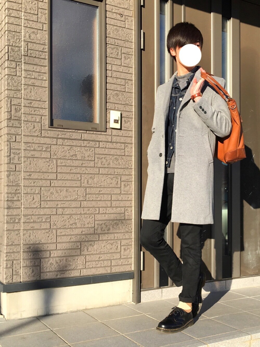 「冬、コムサイズム、COME CA ISM、休日スタイル、スキニー、シンプル、チェスターコート、ドクターマーチン、グレー、ジージャン」｜「COMME CA ISMの高級感あふれる表情豊かなビーバー仕上げのチェスターｺｰﾄ（チェスターコート、グレー系）」を使った、りょうすけさん（メンズ・178cm）の冬コーディネートの1枚目の写真