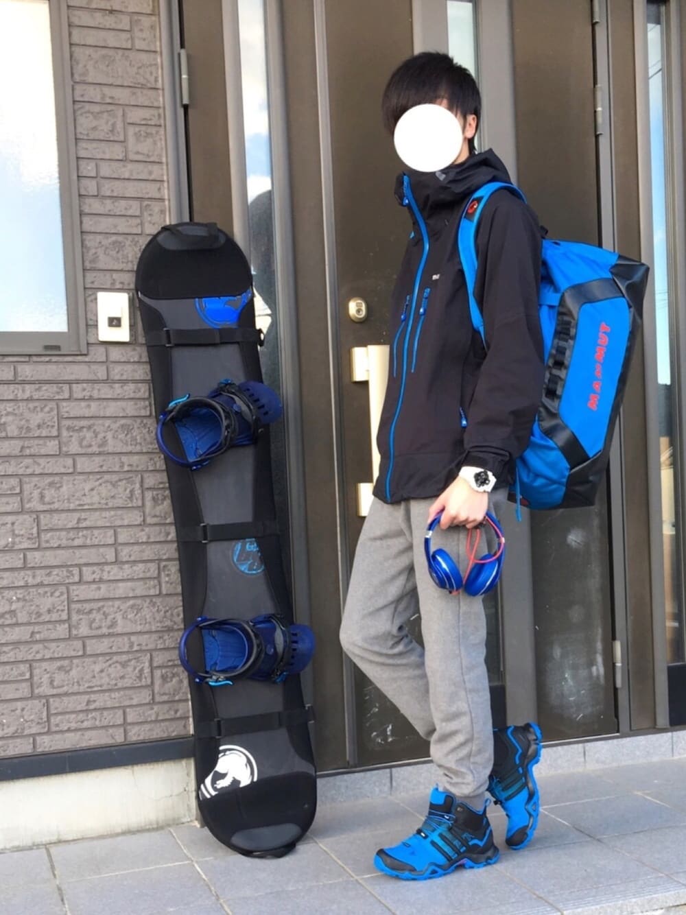 ブラック系のマウンテンパーカー、グレー系のその他パンツ、ブルー系のボストンバッグを着用したメンズの冬コーディネートの1枚目の写真