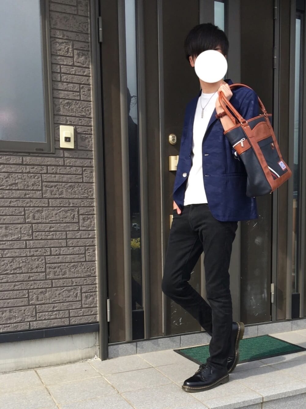 ブルー系のテーラードジャケット、ホワイト系のTシャツ/カットソー、ブルー系のトートバッグを着用したメンズの春コーディネートの1枚目の写真