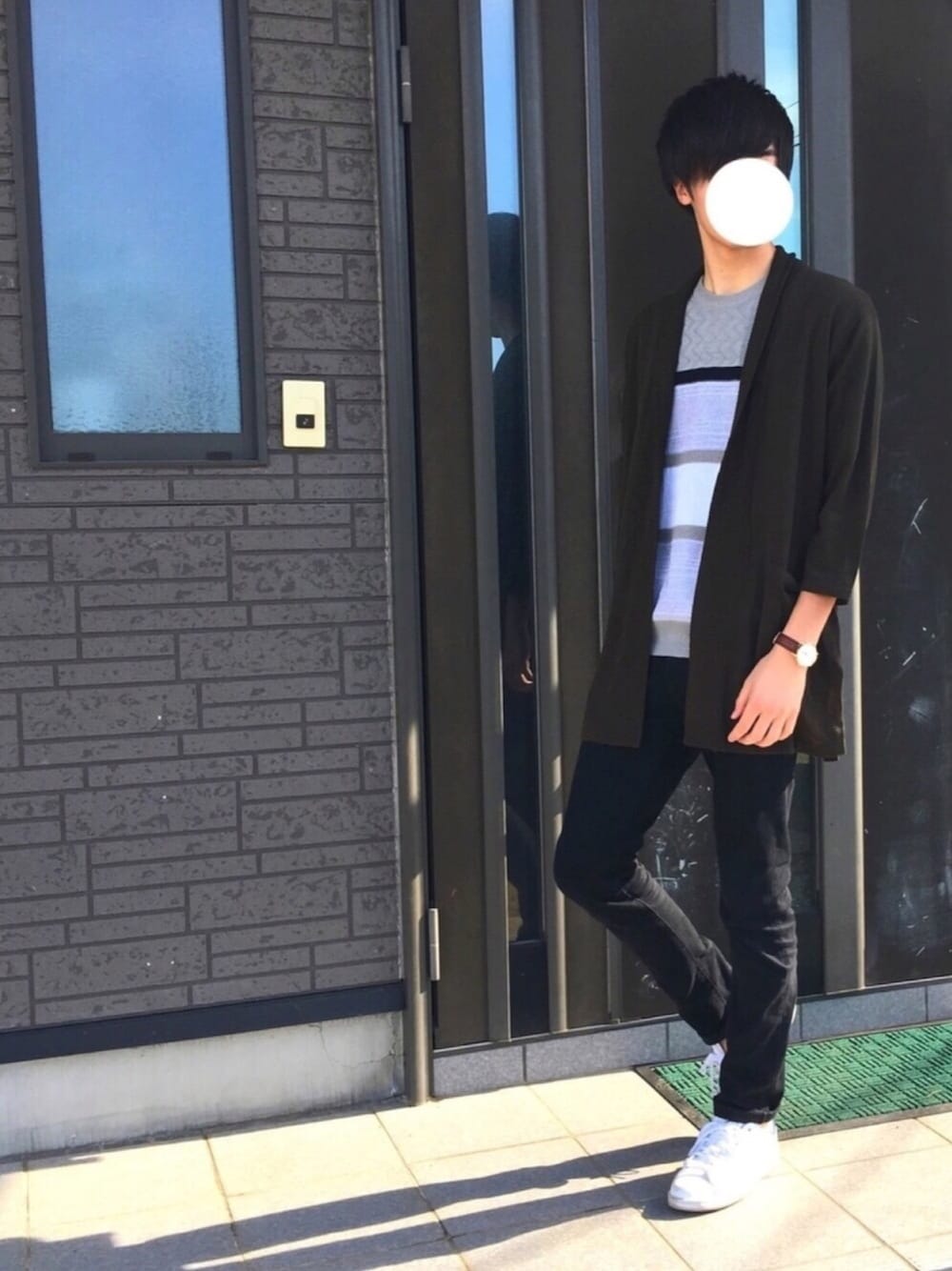 グリーン系のカーディガン/ボレロ、グレー系のニット/セーター、ブラック系のデニムパンツを着用したメンズの夏コーディネートの1枚目の写真