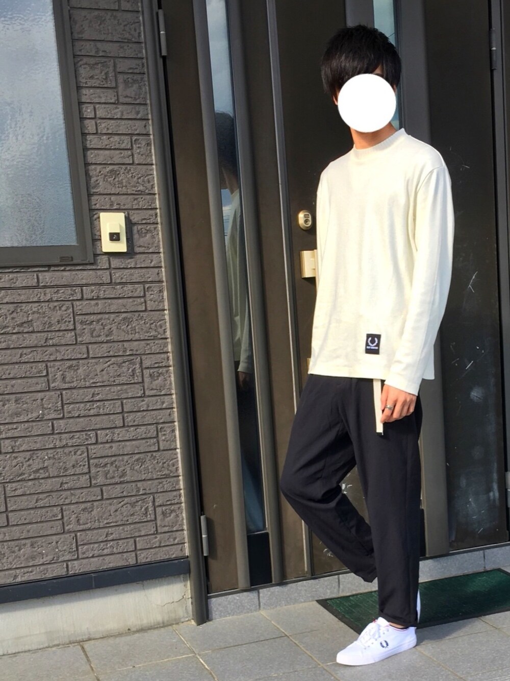「シンプル、モノトーン、ゆったりコーデ、フレッドペリー、FRED PERRY、コムサイズム、COME CA ISM、秋のコーデ、休日スタイル、ワイドパンツ」｜「FRED PERRYのアイテム（トップス、ホワイト系）」を使った、りょうすけさん（メンズ・178cm）の秋コーディネートの1枚目の写真