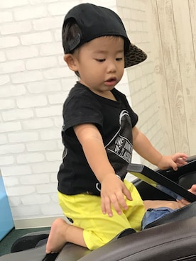「ネオンイエロー」｜「アイテム（キャップ）」を使った、y_iさん（キッズ・80cm）の秋コーディネート