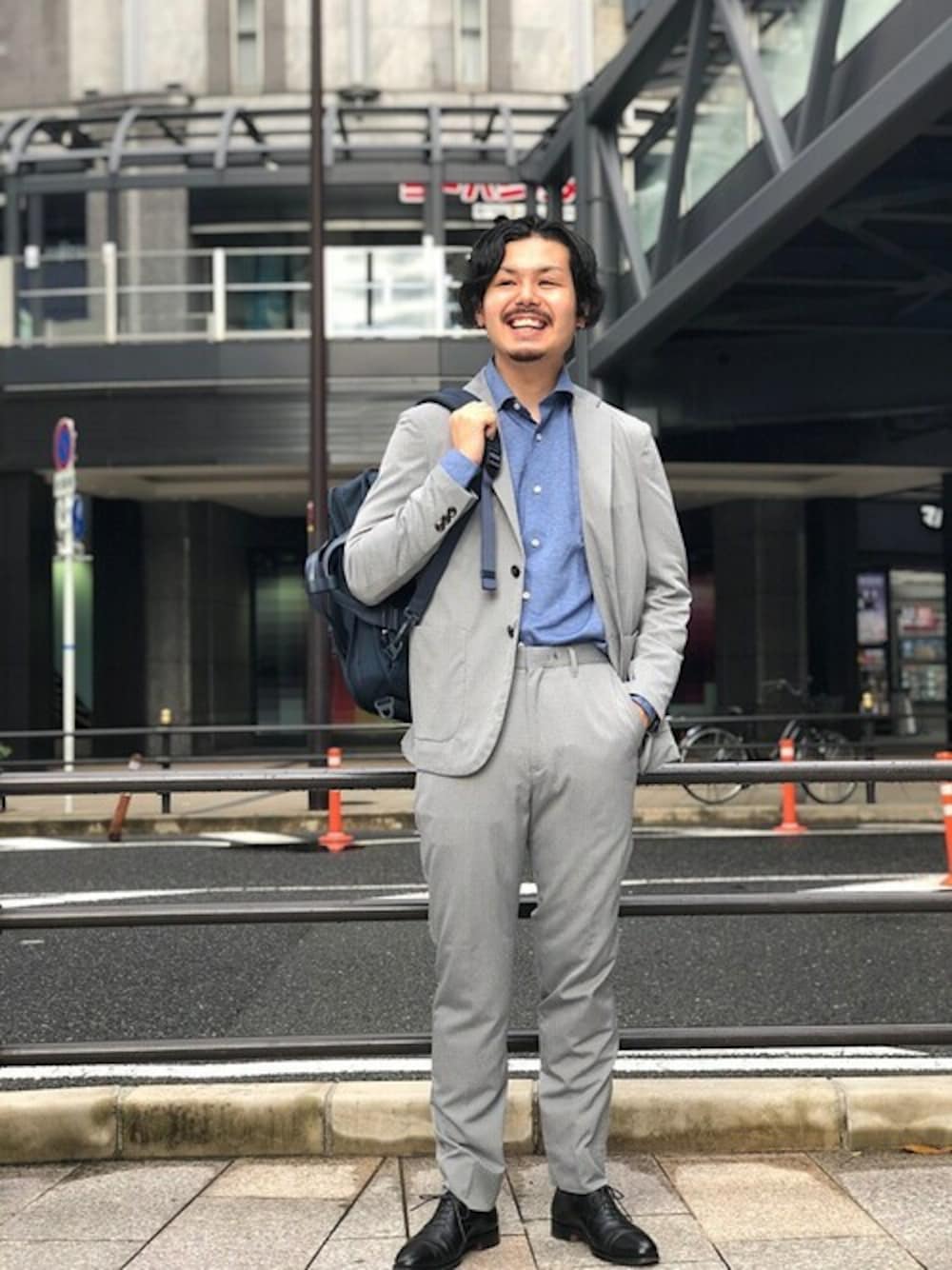 「SHIPS、TUMI(TUMI)、SHIPS DRESS」｜「SHIPSのSHIPS: ジャガード ナイロン イージーパンツ セットアップ対応（スラックス、グレー系）」を使った、細川さん（メンズ・171cm）の夏コーディネートの1枚目の写真