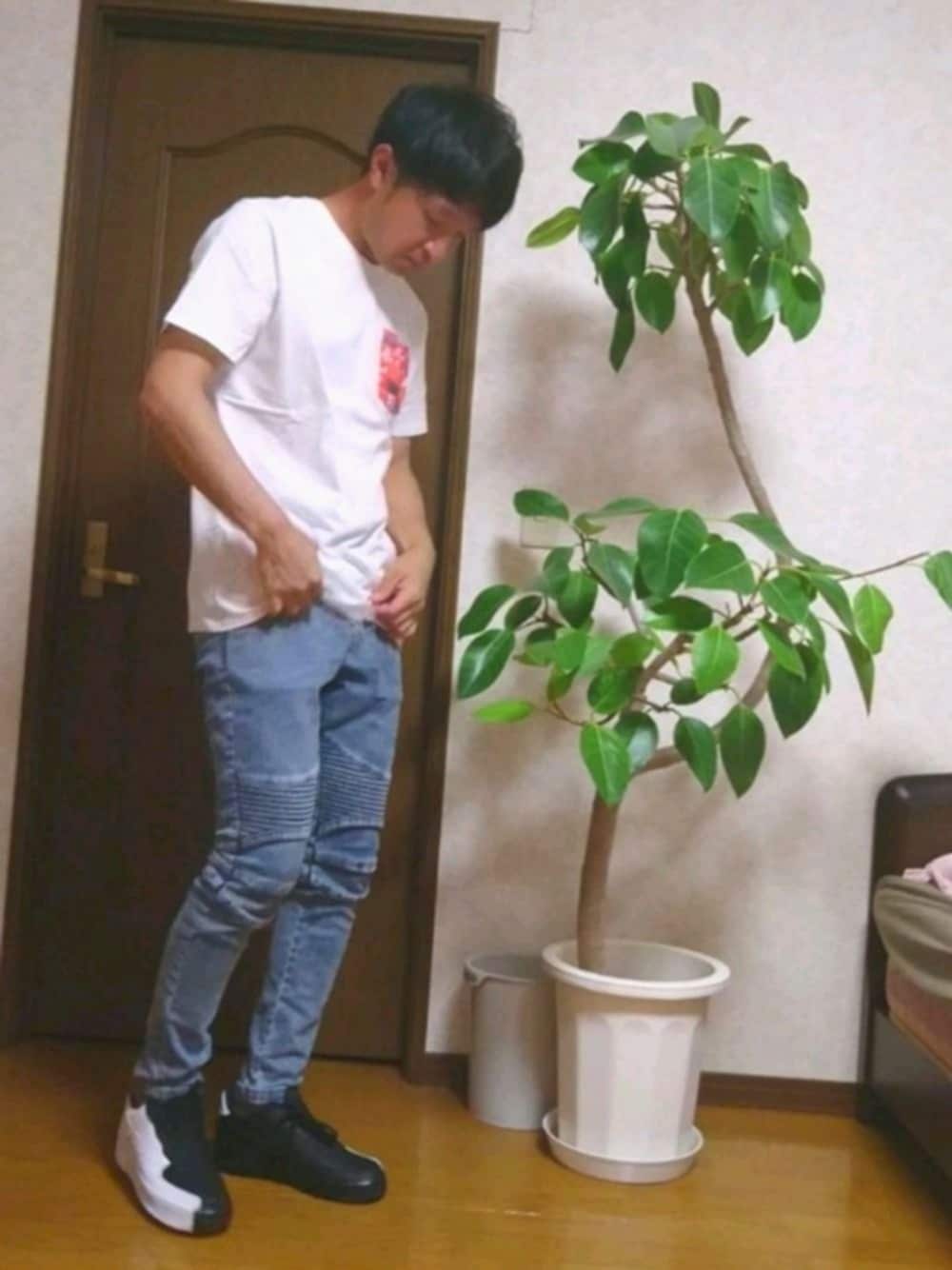 「Tシャツ、ポケットＴシャツ、NIKE、FCRB、SOPHNET.、バイカーデニム、ビックシルエット、大人カジュアル、シンプルコーデ、summer」｜「NIKEのアイテム（Tシャツ/カットソー、ホワイト系）」を使った、サンタさん（メンズ・176cm）の夏コーディネートの1枚目の写真
