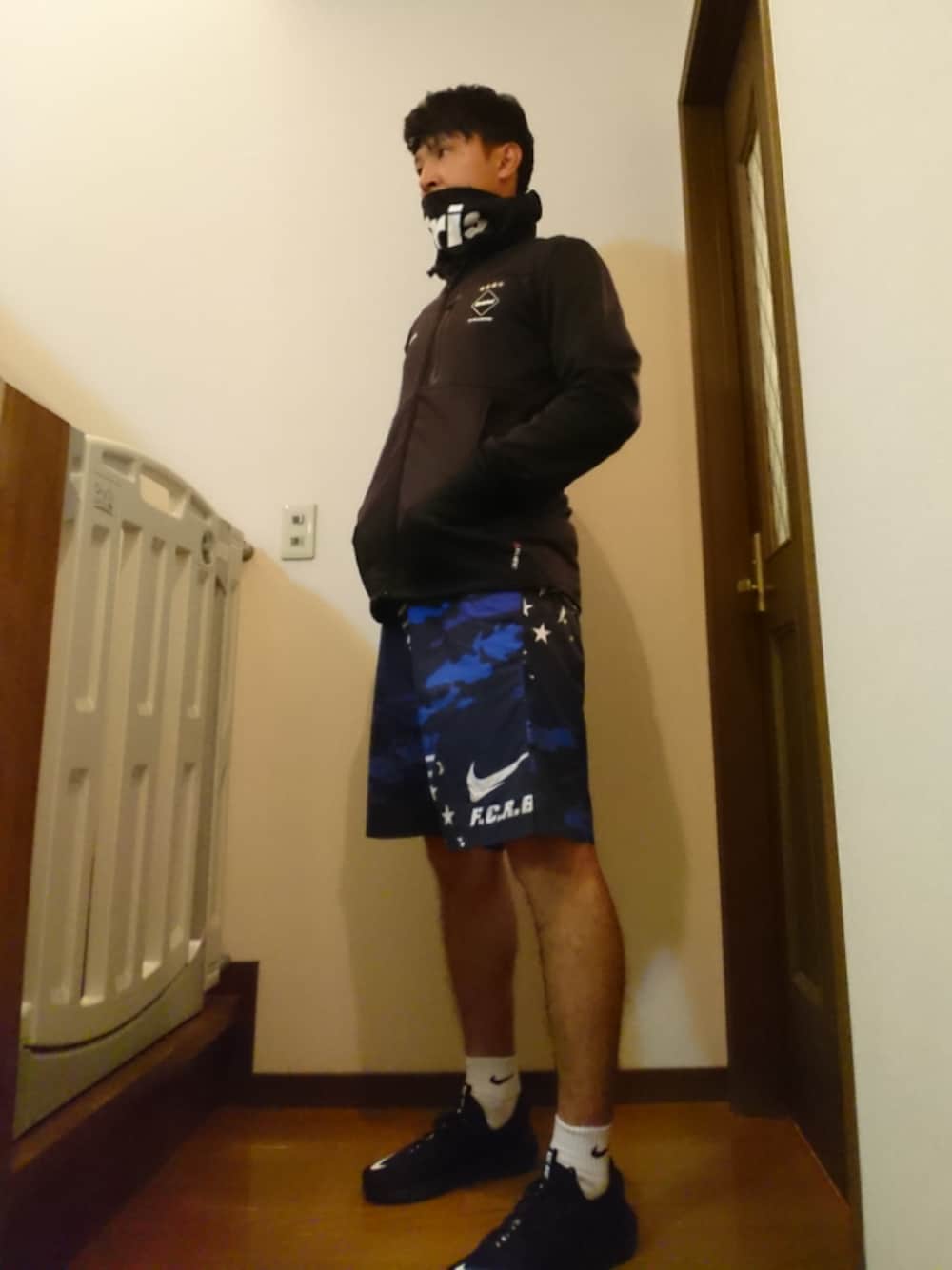 「スポーツミックス、シンプルコーデ、NIKE、FCRB、ポーラテック、スニーカー、スニーカーコーデ、着たいものを着る、おしゃれさんと繋がりたい、いいね、save、フォローお願いします🤑」｜「F.C.Real Bristolのアイテム（パーカー、ブラック系）」を使った、サンタさん（メンズ・176cm）の秋コーディネートの1枚目の写真