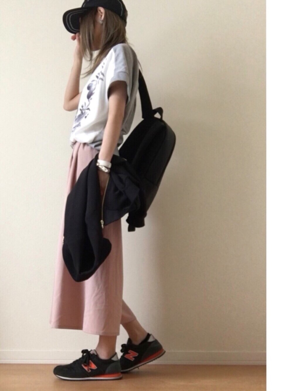 グレー系のTシャツ/カットソー、ブラック系のブルゾン、ピンク系のその他パンツを着用したレディースの春コーディネートの1枚目の写真