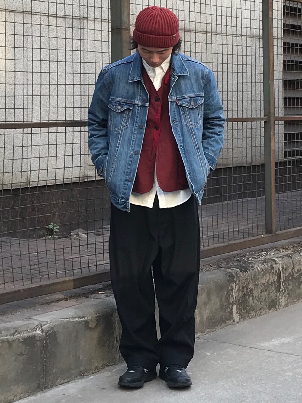 「ootd、街头搭配、秋のコーデ、秋コーデ、冬コーデ、休闲、复古、oversize、古着MIX、通勤穿搭」｜「Levi'sのアイテム（デニムジャケット、ブルー系）」を使った、川林鹿野さん（メンズ・170cm）の冬コーディネートの1枚目の写真