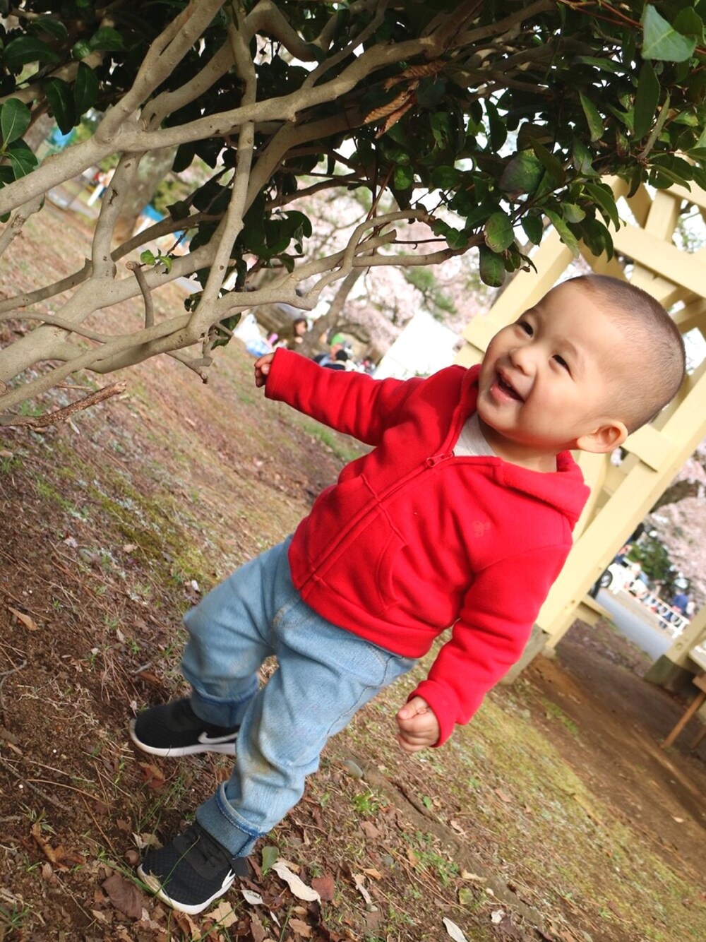 「息子コーデ、むすこーで、男の子コーデ、おとこのこ、ベビーコーデ、ナイキ、babygap」｜「babyGAPのアイテム（トップス、レッド系）」を使った、ユカさん（キッズ・80cm）の秋コーディネートの1枚目の写真