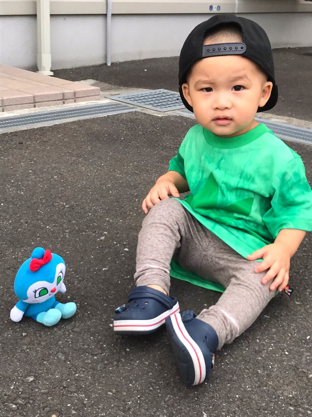 「息子コーデ、むすこーで、ベビーコーデ、男の子コーデ、おとこのこ、adidas」｜「adidasの【オンライン限定商品】ファレル ウィリアムス Tシャツ INFANT HU HOLI TEE（Tシャツ/カットソー、グリーン系）」を使った、ユカさん（キッズ・80cm）の秋コーディネートの1枚目の写真