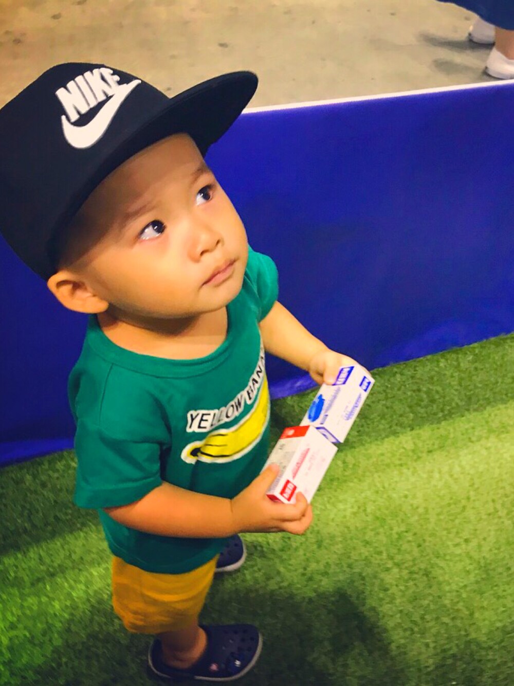 「息子コーデ、むすこーで、ベビーコーデ、男の子コーデ、おとこのこ、トミカ、NIKE」｜「NIKEのNIKE Y NK TRUE CAP FUTURA 【SP】（キャップ、ブラック系）」を使った、ユカさん（キッズ・80cm）の秋コーディネートの1枚目の写真