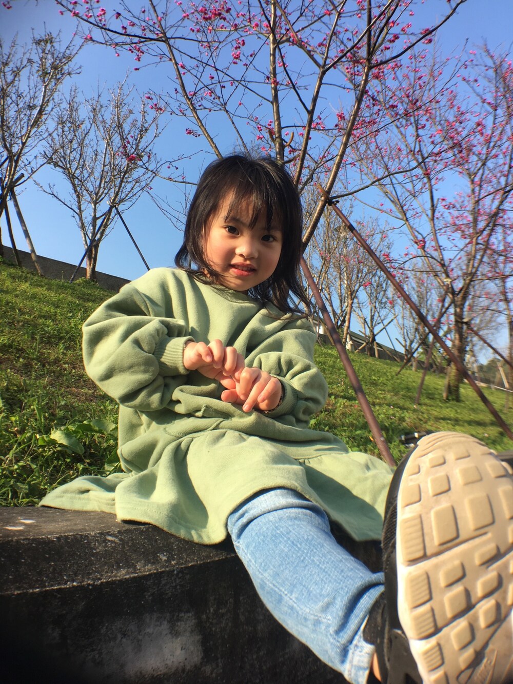 「ootd、Sunnyday」｜「koreaのアイテム（ワンピース/ドレス、グリーン系）」を使った、Abby  さん（キッズ・100cm）の冬コーディネートの1枚目の写真