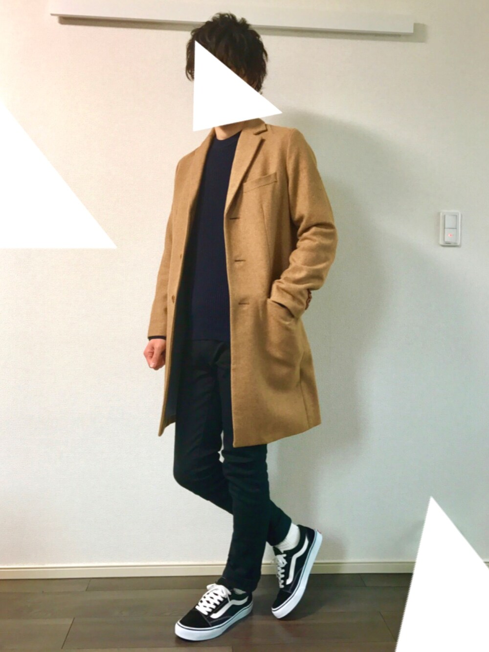 「シンプルコーデ、春、黒スキニー、スニーカー、VANS、靴下屋、チェスターコート、大人カジュアル、はるコーデ」｜「VANSのVANS ヴァンズ VN-0D3HY28 OLD SKOOL BLACK（スニーカー、ブラック系）」を使った、ばーちーさん（メンズ・174cm）の春コーディネートの1枚目の写真