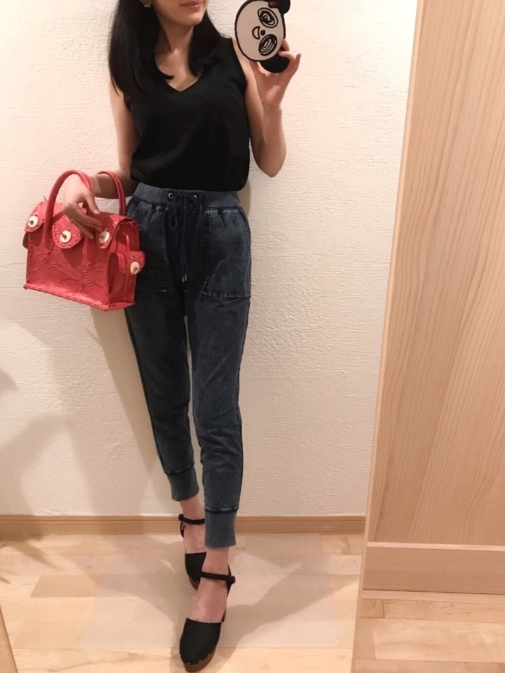 「デニムスウェットパンツ、スウェットイージーパンツ、GU、GUパンツ、春コーデ、差し色(ピンク)、タックイン、しまむら、ノースリーブ、デニムスウェットイージーパンツ」｜「GRACE CONTINENTALのコンビニットノースリーブ（Tシャツ/カットソー、ブラック系）」を使った、sakuraさん（レディース・166cm）の春コーディネートの1枚目の写真