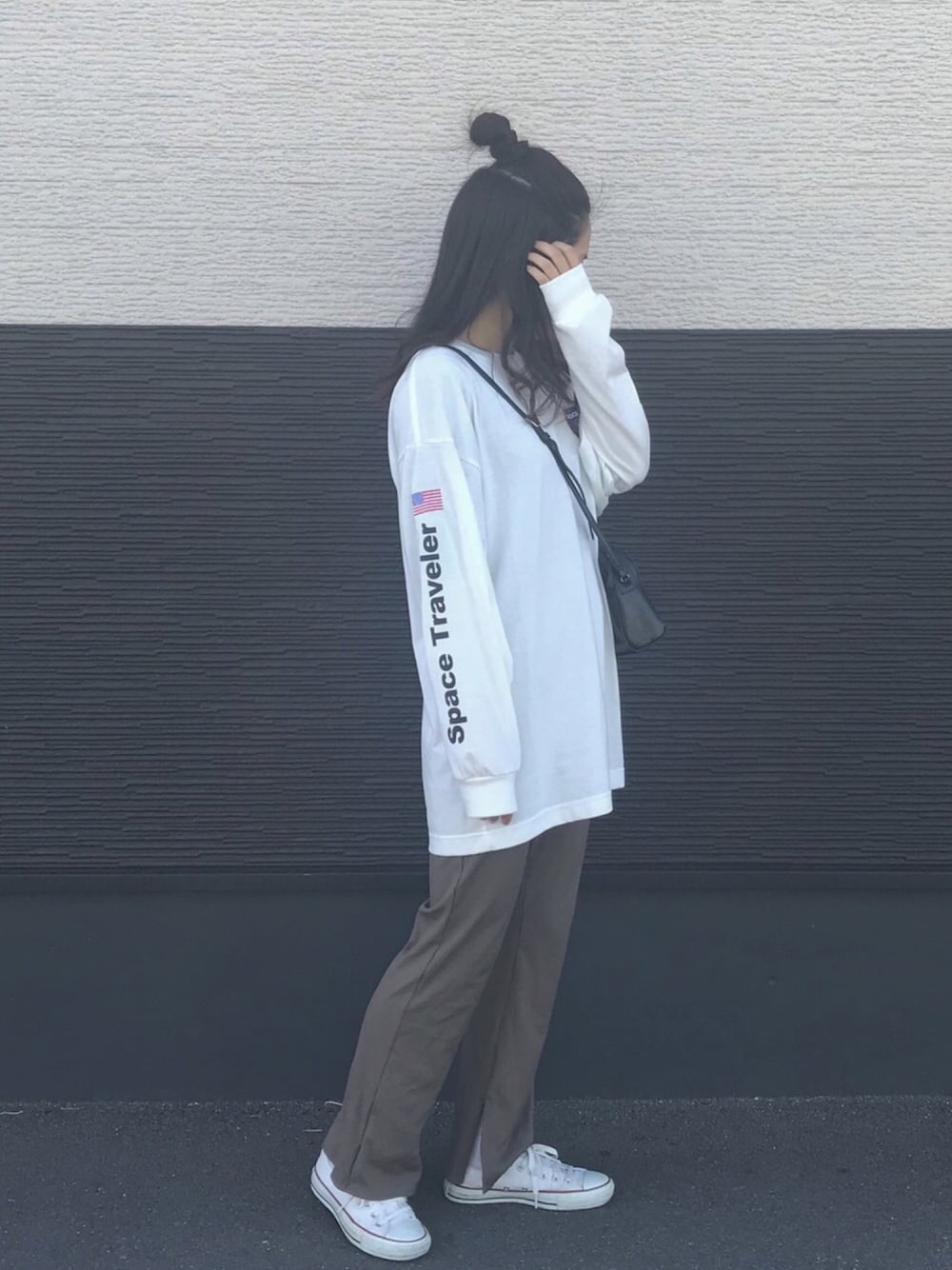 ホワイト系のTシャツ/カットソー、グレー系のパンツ、ホワイト系のスニーカーを着用したレディースの春コーディネートの1枚目の写真