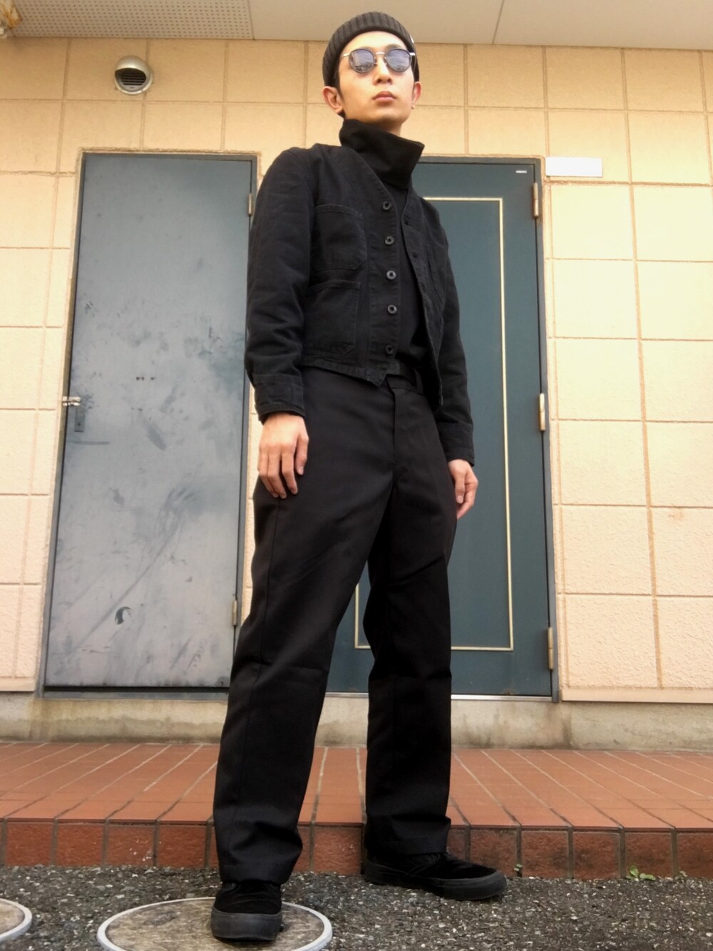 「秋のコーデ、ワーク、ワークパンツ、モード、デニム、デニムジャケット、ブラックデニム、オールブラック、ワントーンコーデ」｜「KAZUYUKI KUMAGAI ATTACHMENTの【KAZUYUKI KUMAGAI】クールマックスモクロディスウェードタートルネックL/S（Tシャツ/カットソー、ブラック系）」を使った、wataruさん（メンズ・165cm）の秋コーディネートの1枚目の写真