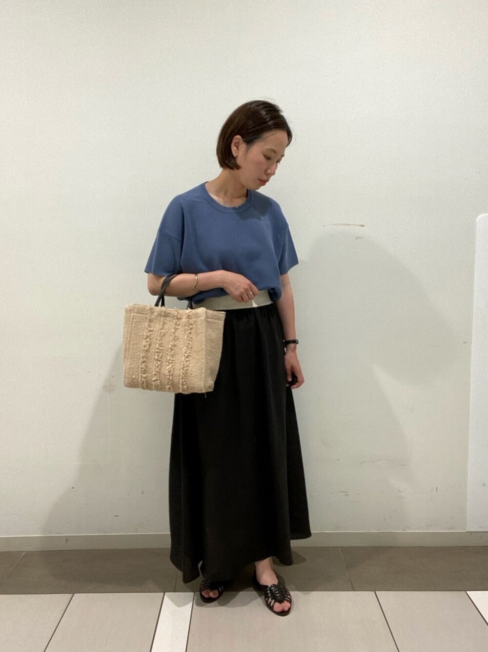 「大人カジュアル、シンプルコーデ、春コーデ、ママコーデ、ロングスカート、ラフコーデ、オニールオブダブリン」｜「FORK&SPOONのFORK&SPOON　ペーパーニットTシャツ（Tシャツ/カットソー、ブルー系）」を使った、mtyk1020さん（レディース・159cm）の春コーディネートの1枚目の写真
