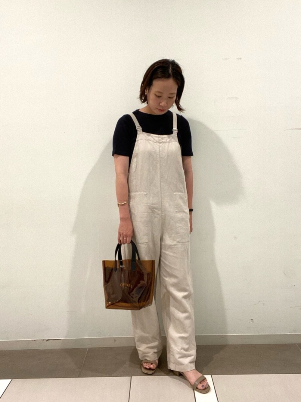 「オトナカジュアル、シンプルコーデ、リラックススタイル、パンツコーデ、サロペット、おうちファッション」｜「URBAN RESEARCH DOORSの針抜き半袖カットソー（Tシャツ/カットソー、ブルー系）」を使った、mtyk1020さん（レディース・159cm）の夏コーディネートの1枚目の写真