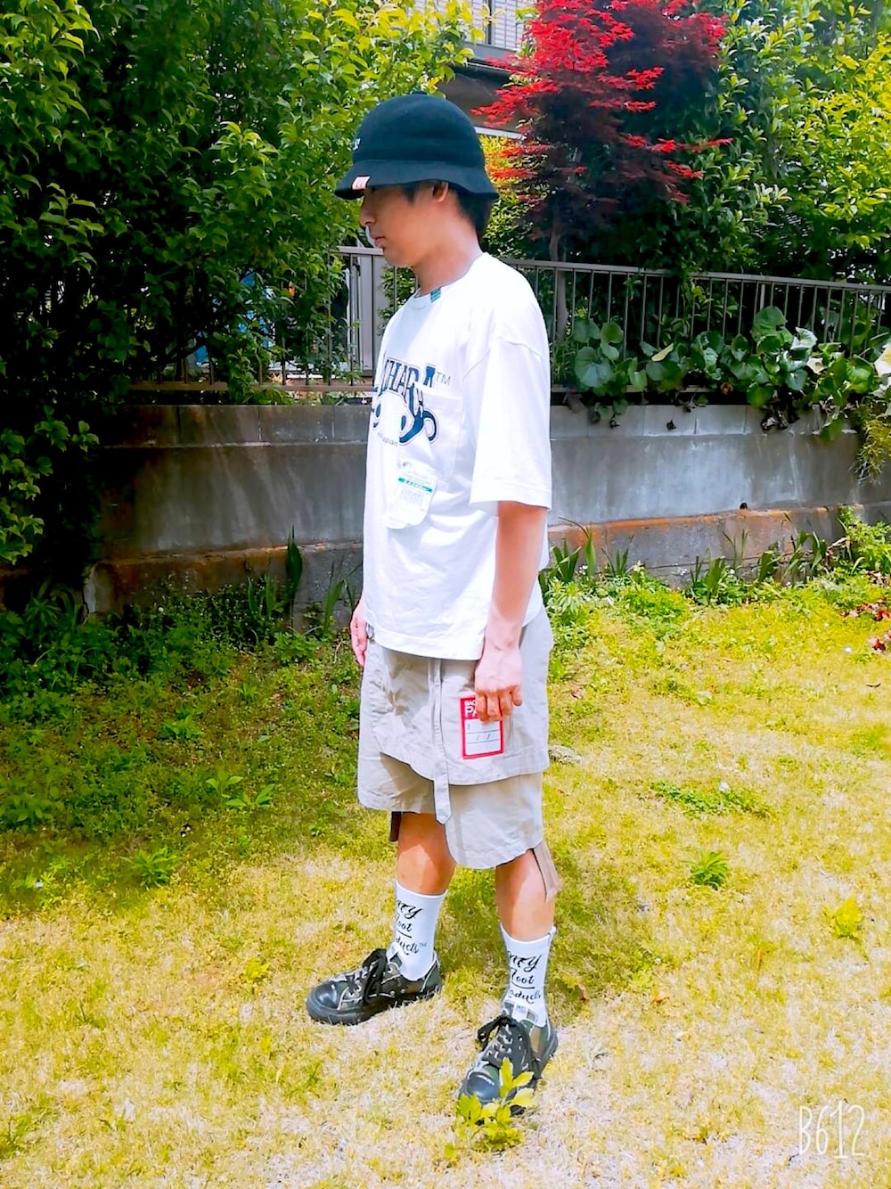 ホワイト系のトップス、ベージュ系のその他パンツ、グリーン系のシューズを着用したメンズの春コーディネートの1枚目の写真