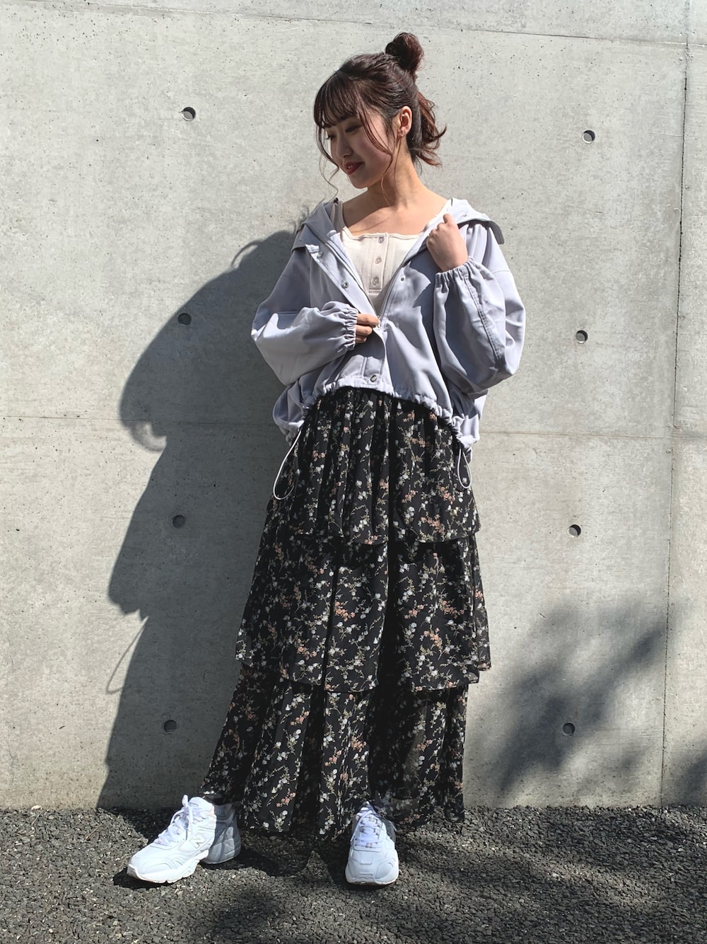 「マウンテンパーカー、ハナガラ、カジュアルコーデ、ootd、春色」｜「FUN.TRINITYのアイテム（スカート、ブラック系）」を使った、FUN.TRINITYさん（レディース・157cm）の春コーディネートの1枚目の写真