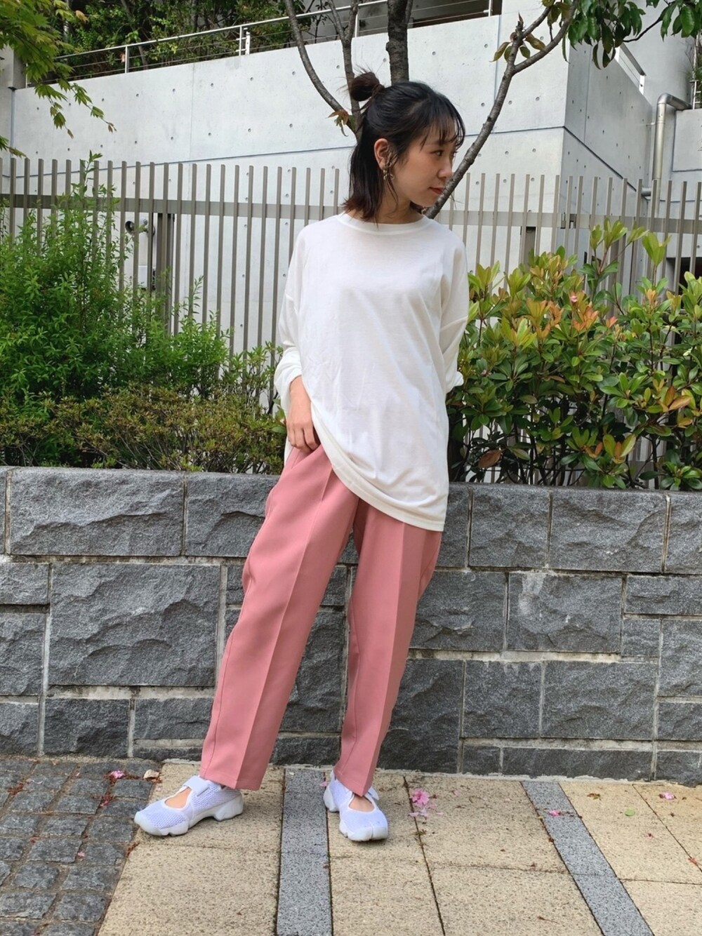 「ピンク、カラーパンツ、ルーズシルエット、ロンT、エアリフト、カジュアルコーデ」｜「FUN.TRINITYのアイテム（Tシャツ/カットソー、ホワイト系）」を使った、FUN.TRINITYさん（レディース・161cm）の春コーディネートの1枚目の写真