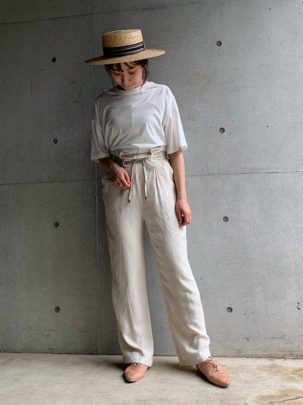 「夏、大人カジュアル、シンプルコーデ、ラフ、サンダル、デニムパンツ、着回しコーデ、ootd」｜「FUN.TRINITYのリネンドロストパンツ（その他パンツ、ホワイト系）」を使った、FUN.TRINITYさん（レディース・161cm）の夏コーディネートの1枚目の写真