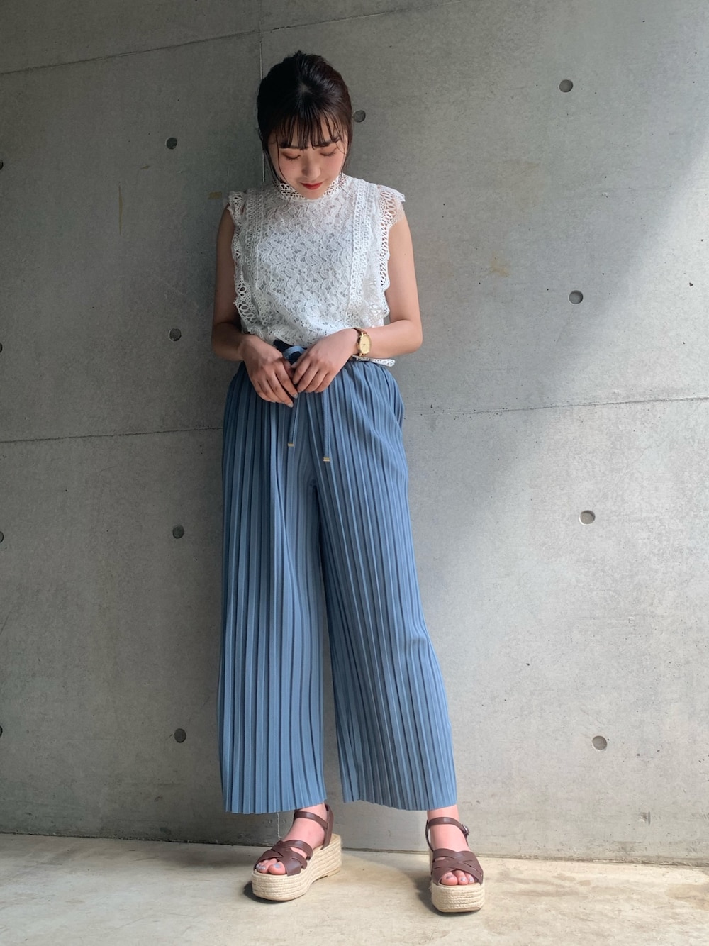 「夏、ブルー、レーストップス、大人カジュアル、サンダル、大人コーデ、低身長コーデ、プチプラコーデ、ガーリー、ラクチンコーデ」｜「FUN.TRINITYのノースリケミカルレース（シャツ/ブラウス、ホワイト系）」を使った、FUN.TRINITYさん（レディース・157cm）の夏コーディネートの1枚目の写真