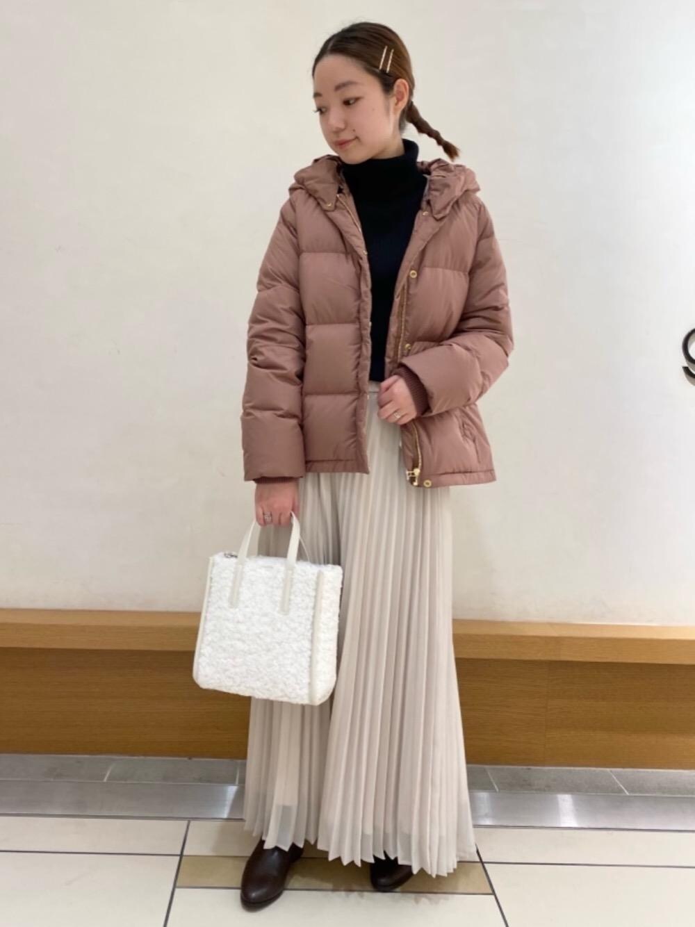 「casual、ブーツスタイル、一押しのアウタースタイル、秋冬に気になるボアアイテム」｜「green label relaxingの[手洗い可能] CFC シフォン プリーツ スカート（スカート、ベージュ系）」を使った、YURI HASHIMOTOさん（レディース・156cm）の冬コーディネートの1枚目の写真