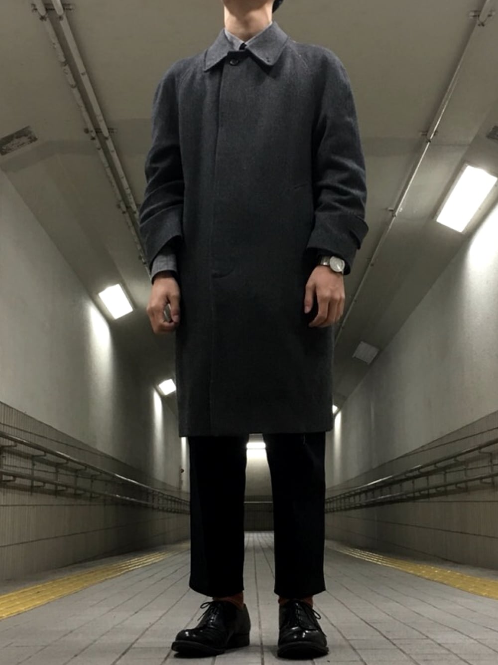 「wearhalloween2017、シンプル、冬、モノトーン、burberry、ISSEY MIYAKE、USNAVY、コインランドリー」｜「ISSEY MIYAKEのISSEY　MIYAKE　イッセイ　ミヤケ　TO（アナログ腕時計、シルバー系）」を使った、山﨑さん（メンズ・169cm）の秋コーディネートの1枚目の写真