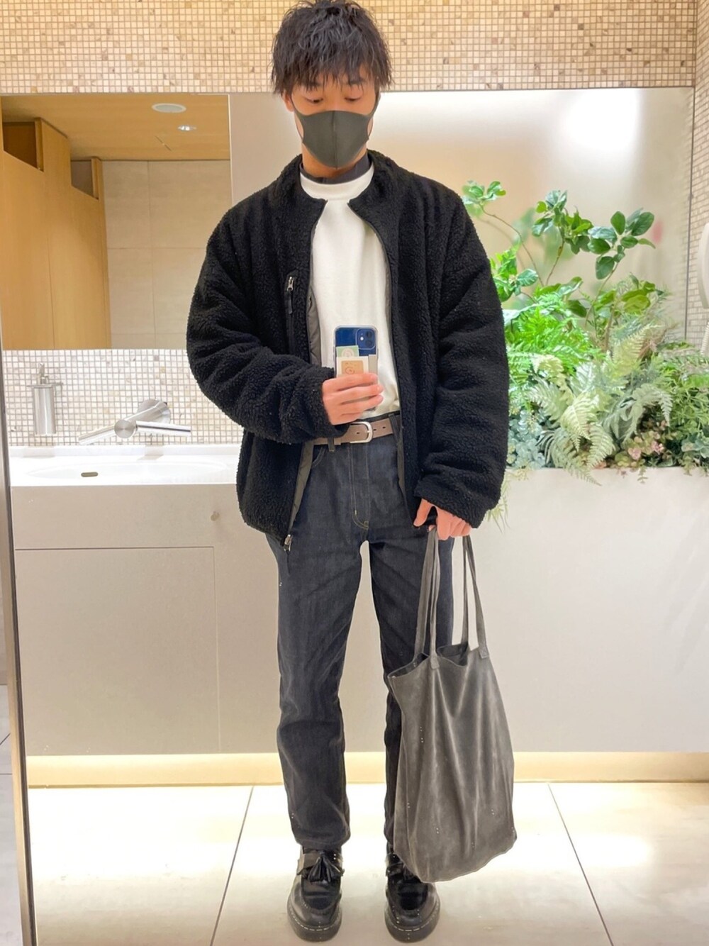 グレー系のTシャツ/カットソー、ブラック系のブルゾン、ホワイト系のニット/セーターを着用したメンズの冬コーディネートの1枚目の写真