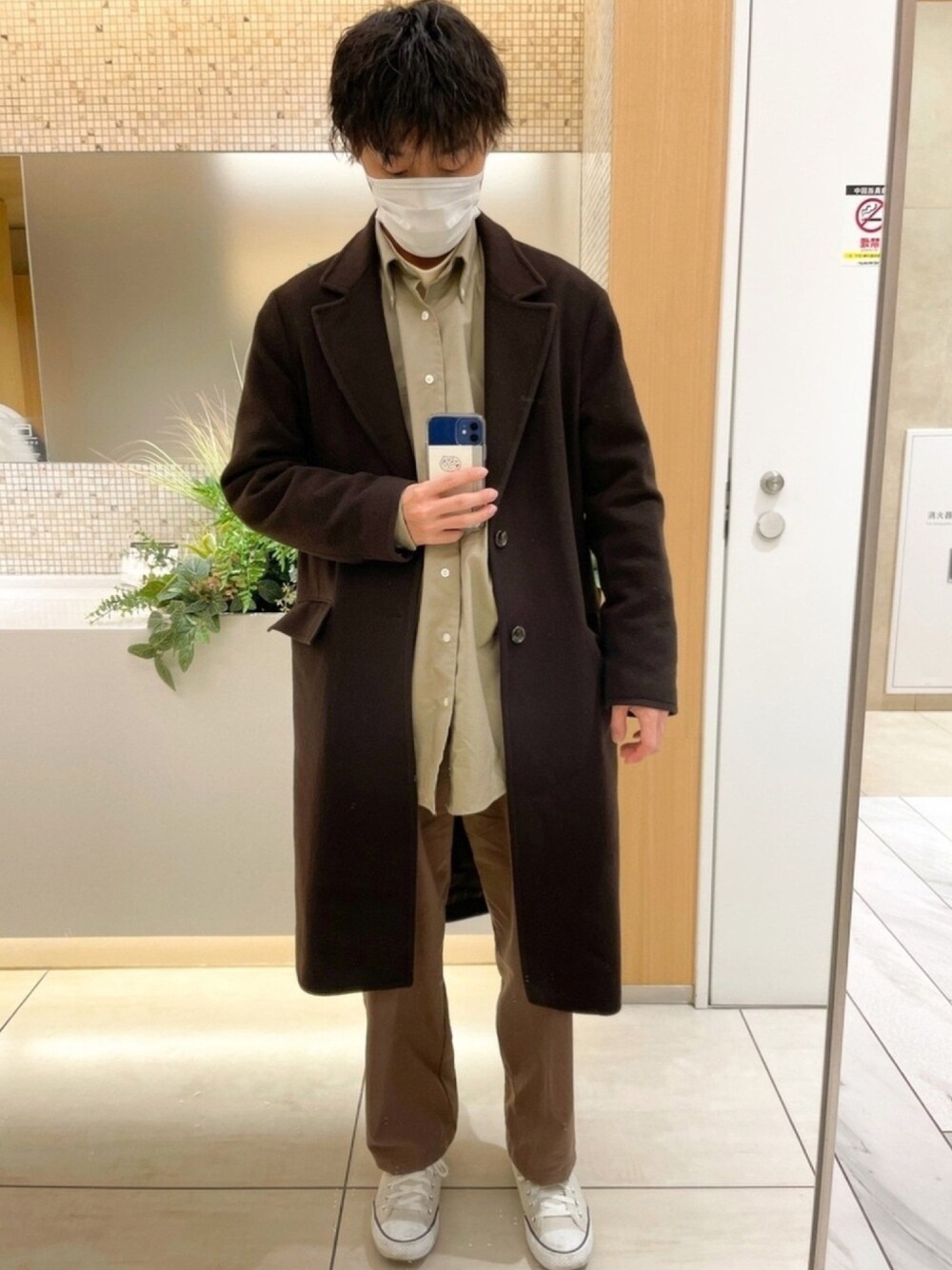 ベージュ系のTシャツ/カットソー、ベージュ系のシャツ/ブラウス、ブラウン系のその他パンツを着用したメンズの冬コーディネートの1枚目の写真