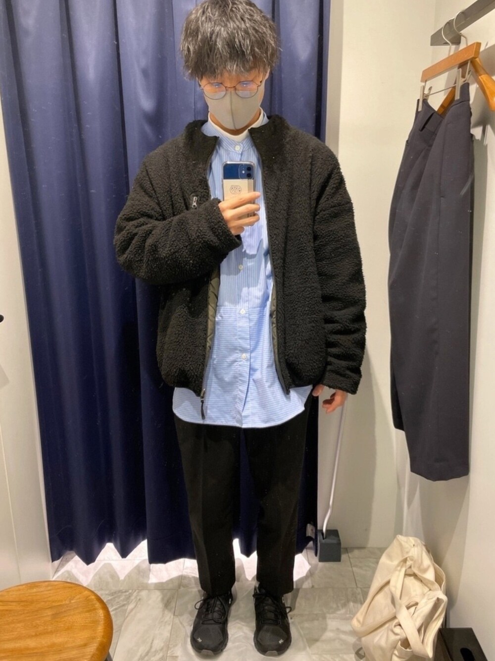 ホワイト系のTシャツ/カットソー、ブルー系のシャツ/ブラウス、ブラック系のブルゾンを着用したメンズの春コーディネートの1枚目の写真