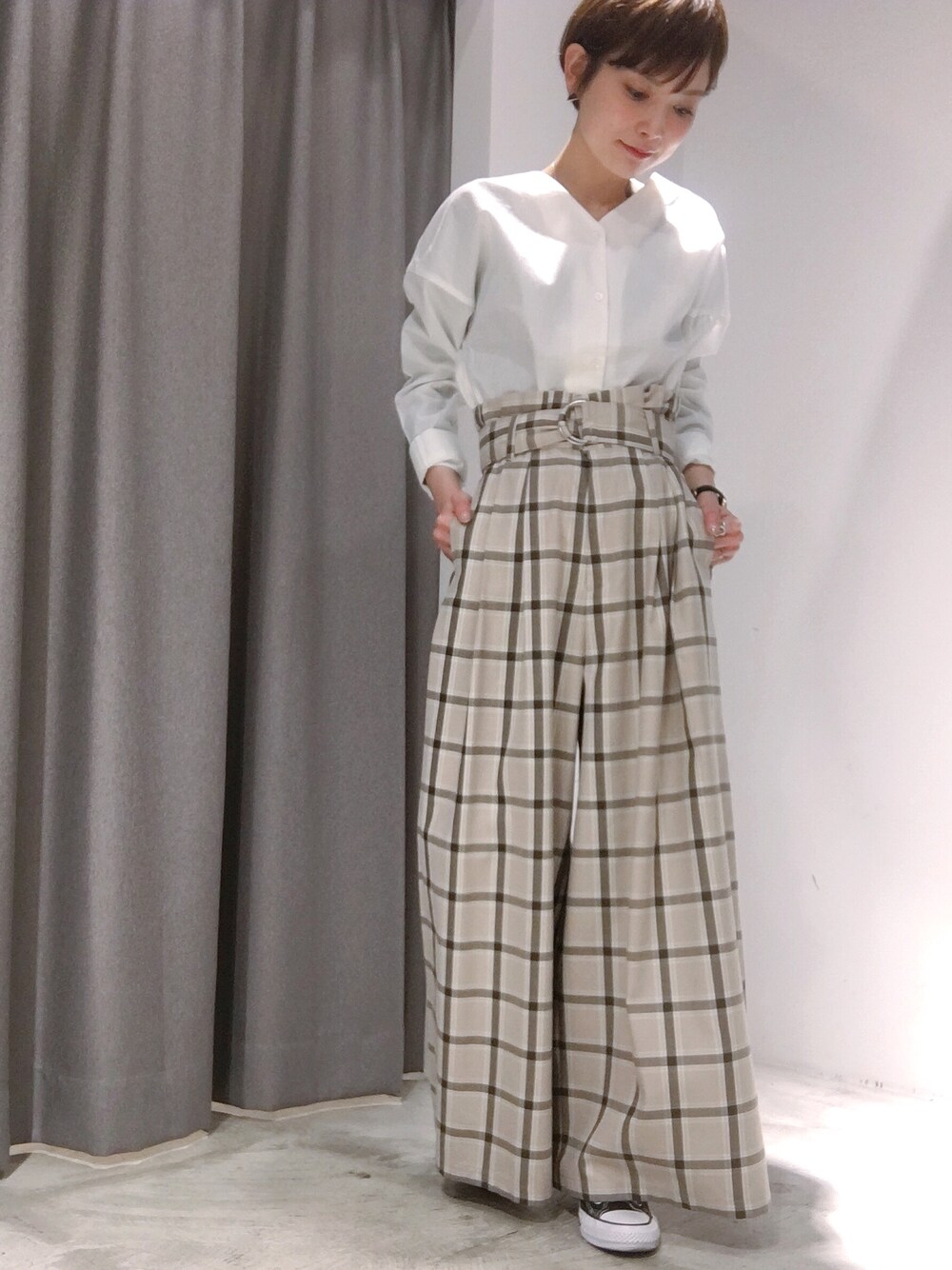 「セブンデイズサンデイ、SEVENDAYS＝SUNDAY、ワイトパンツ、チェックパンツ、オトナ女子、シンプルコーデ、春、大人カジュアル、プチプラ、春コーデ」｜「SEVENDAYS=SUNDAYのビッグチェックワイドパンツ（その他パンツ、ベージュ系）」を使った、RIHOさん（レディース・152cm）の春コーディネートの1枚目の写真