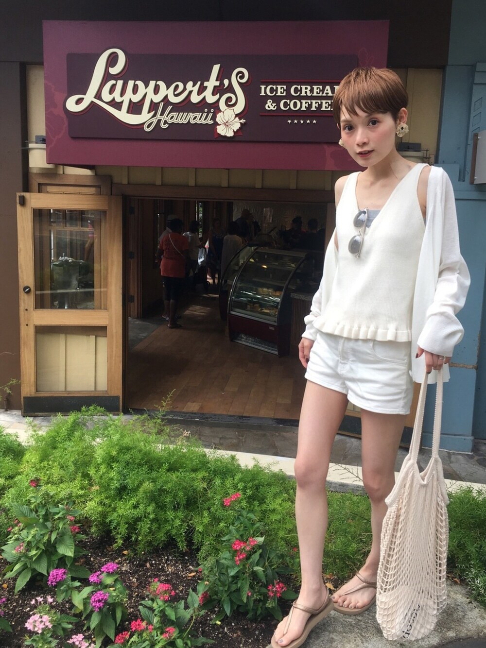 「休日コーデ、夏コーデ、hawaii、ハワイ、夏、海、ビーチスタイル、プチプラ、コエ(KOE)、コエ」｜「koeのフラワーモチーフフリンジピアス（ピアス（両耳用）、ベージュ系）」を使った、RIHOさん（レディース・150cm）の春コーディネートの1枚目の写真