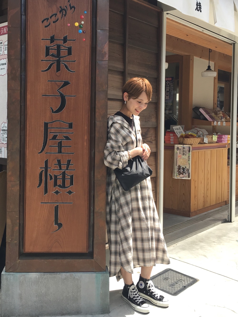 「ワンピース、ワンピース×スニーカー、コンバース、シャツワンピース、シャツワンピ、チェックシャツ、チェックシャツワンピース、コンバース オールスター、ハイカットスニーカー、サコッシュ」｜「koeの・リラックスシャツワンピース（ワンピース、ベージュ系）」を使った、RIHOさん（レディース・150cm）の夏コーディネートの1枚目の写真