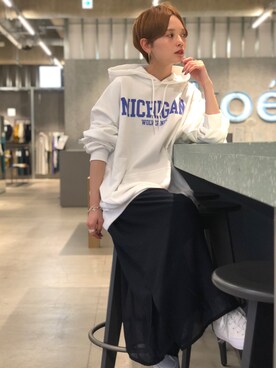 「koe（コエ）の【UNISEX対応】カレッジロゴパーカー 〇（パーカー）」を使った、RIHOさん（レディース・150cm）の秋コーディネート