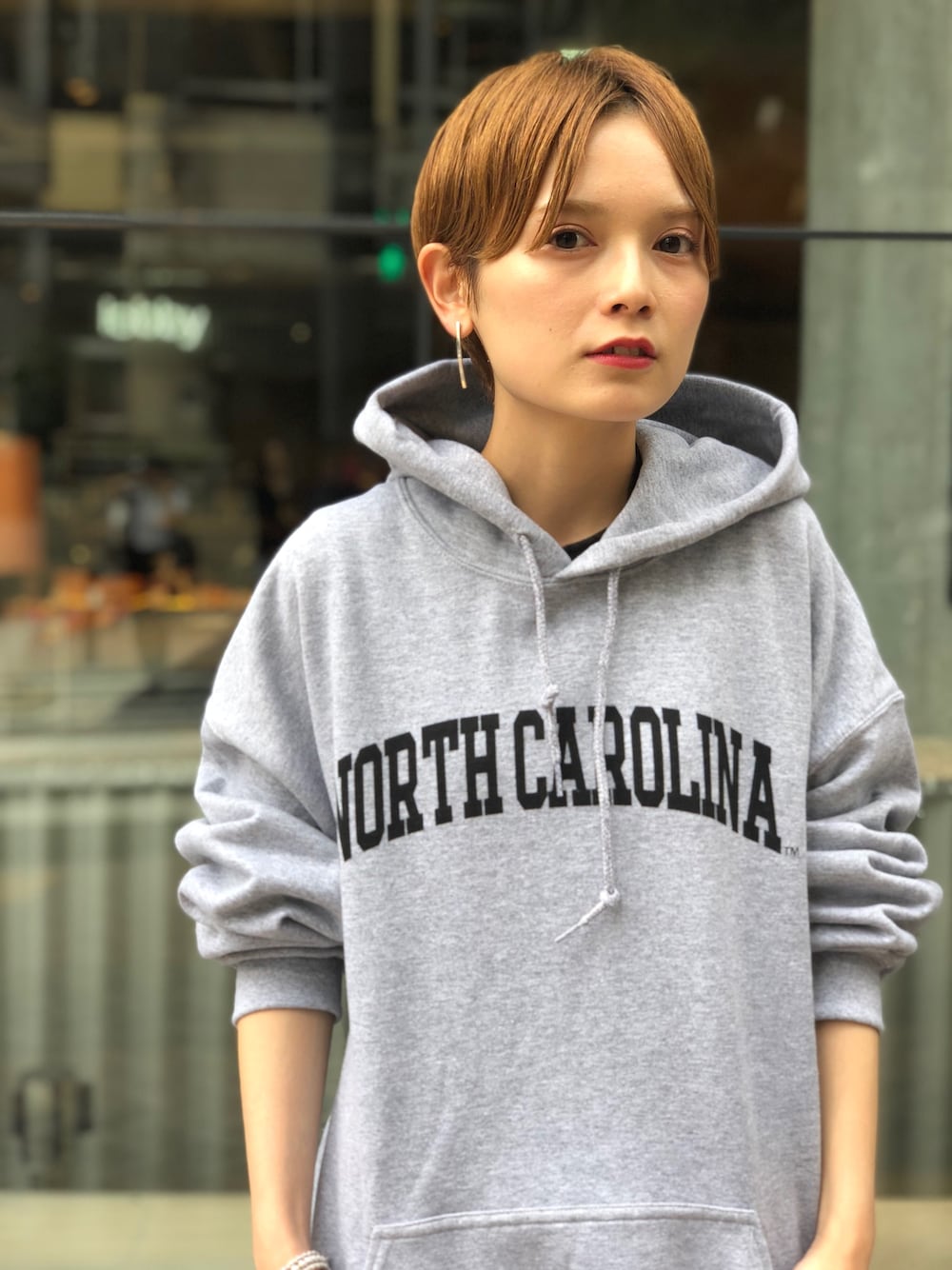 「ロゴパーカー、ロゴスウェット、ロゴ、秋服準備はじめました、パーカー、パーカー グレー、スウェット、カジュアル、ストリート」｜「koeのカレッジロゴパーカー（パーカー、グレー系）」を使った、RIHOさん（レディース・150cm）の秋コーディネートの1枚目の写真