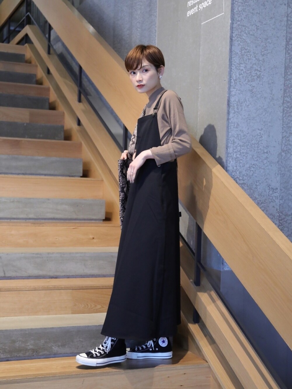 「大人カジュアル、カジュアル、シンプル、ラクチンコーデ、秋のコーデ、低身長、低身長コーデ、ジャンパースカート、スニーカー」｜「koeの・テレコハイネックプルオーバー（Tシャツ/カットソー、ベージュ系）」を使った、RIHOさん（レディース・150cm）の夏コーディネートの1枚目の写真