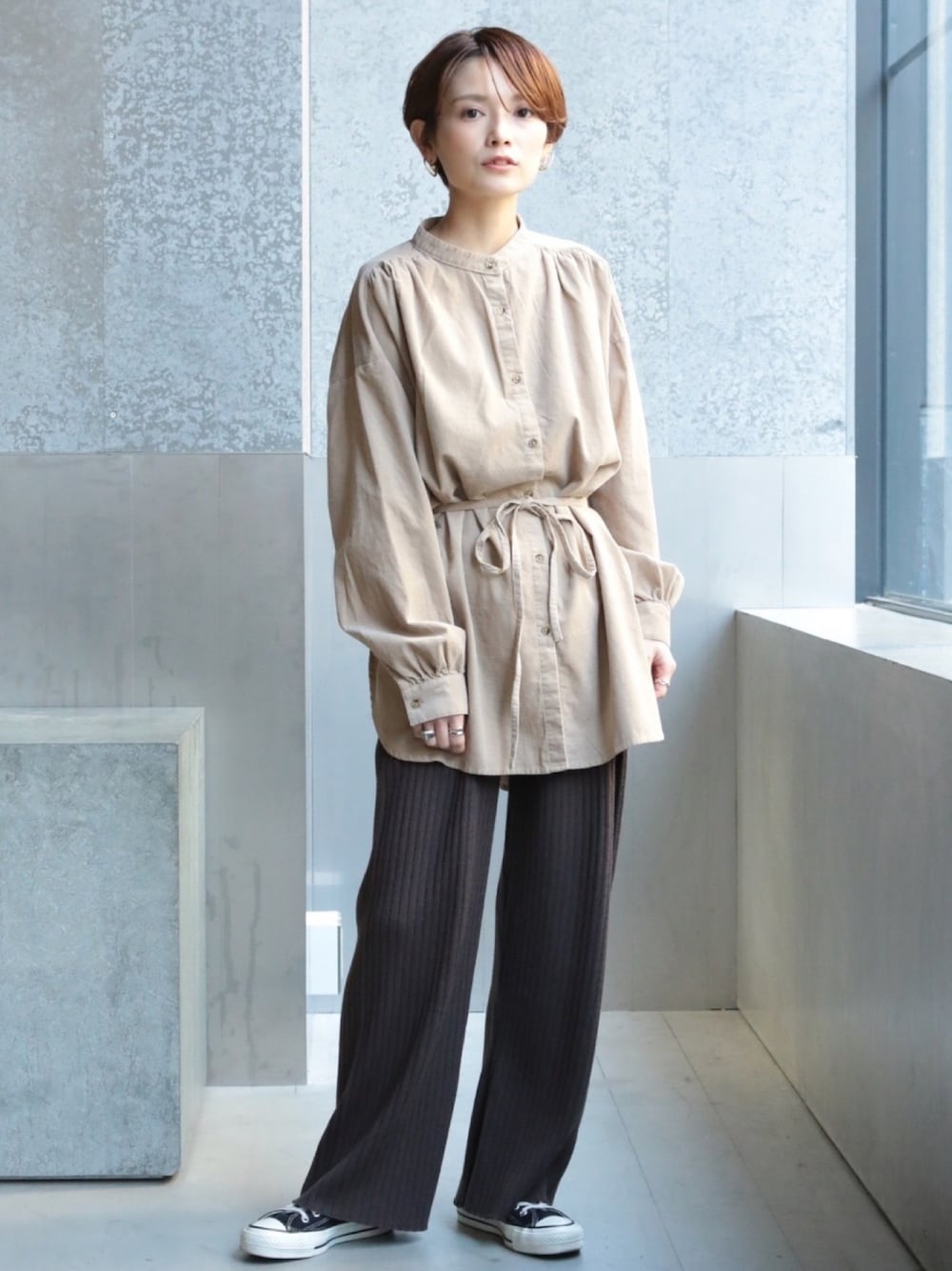 「シンプル、パンツスタイル、きれいめカジュアル、シャツスタイル、コーデュロイ、コーデュロイシャツ、低身長、低身長コーデ、カジュアル」｜「koeの細コーデュロイドロストバンドカラーシャツチュニック（シャツ/ブラウス、ベージュ系）」を使った、RIHOさん（レディース・150cm）の冬コーディネートの1枚目の写真