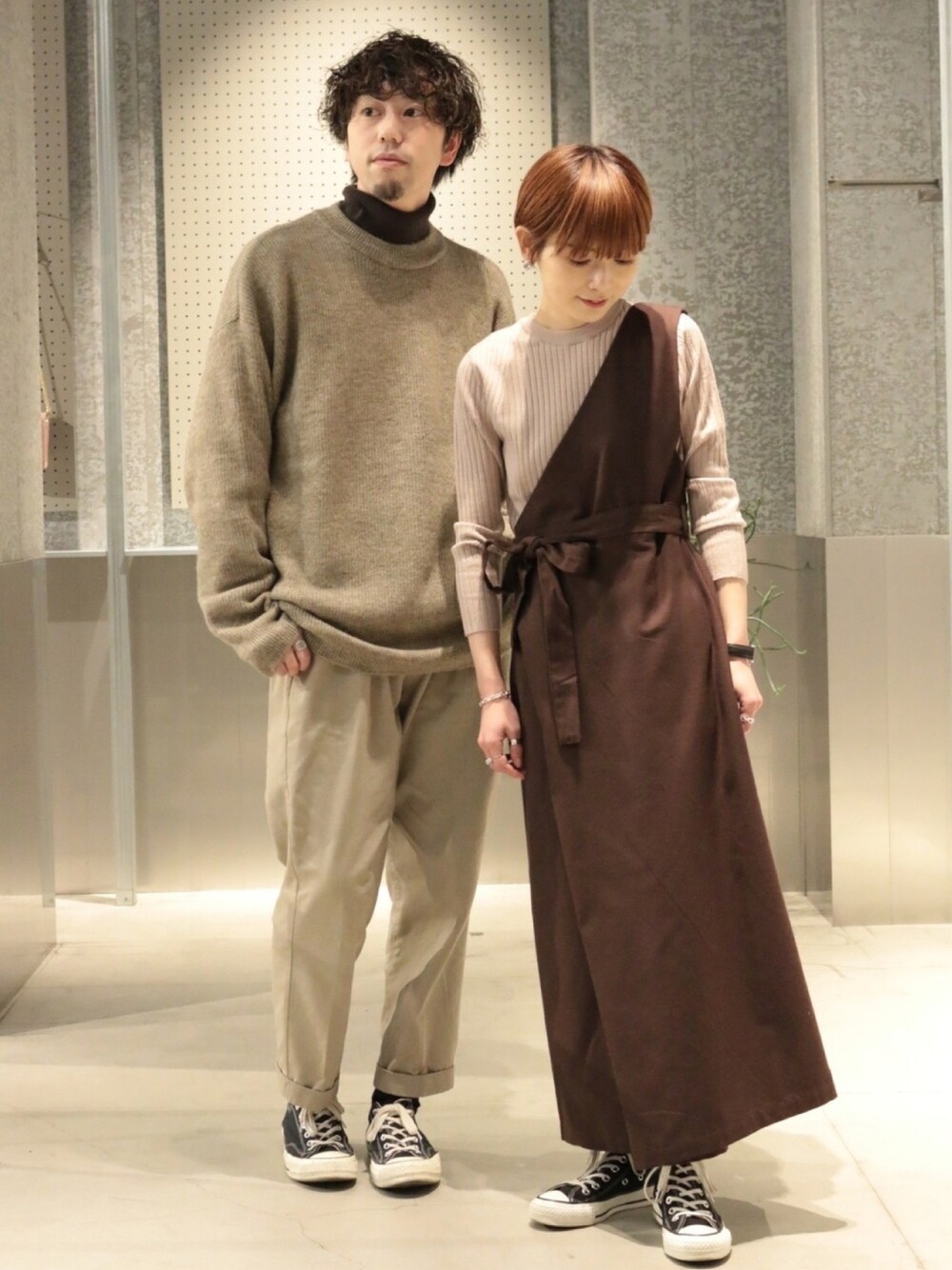 「低身長、低身長コーデ、スニーカー、スニーカーコーデ、カップルコーデ、シミラーコーデ、カジュアル、オトナ女子、デート」｜「koeのワイドリブニットプルオーバー（ニット/セーター、ベージュ系）」を使った、RIHOさん（レディース・150cm）の冬コーディネートの1枚目の写真